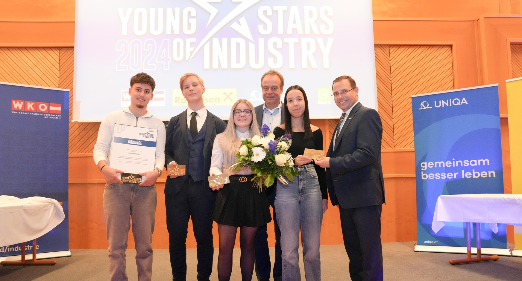 Unter den geehrten Lehrlingen: Jan Stiegler Posch (ALU-SOMMER GmbH), Erik Herzog (Vossen GmbH & Co.KG), Laura Szauer (ALU-SOMMER GmbH) und Lisa Grain (Vossen GmbH & Co.KG) (v. l.). mit Spartenobmann Christoph Blum (3. v. r.) und Wirtschaftskammerpräsident Andreas Wirth (v. r.). 