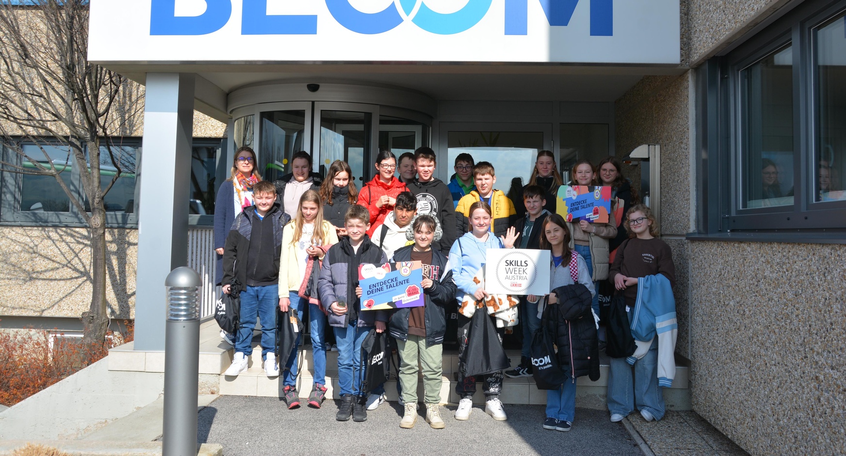 Lehrerin Iris Sauer (hinten l.) mit der 3. Klasse der MS Bernstein. 