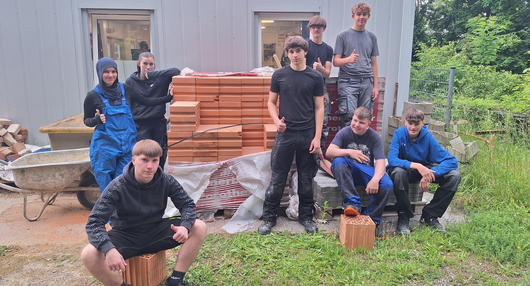 Die Schülerinnen und Schüler der Bau-Holz-Gruppe der PTS Eisenstadt freuten sich über eine Ziegel-Lieferung der Landesinnung Bau Burgenland. 