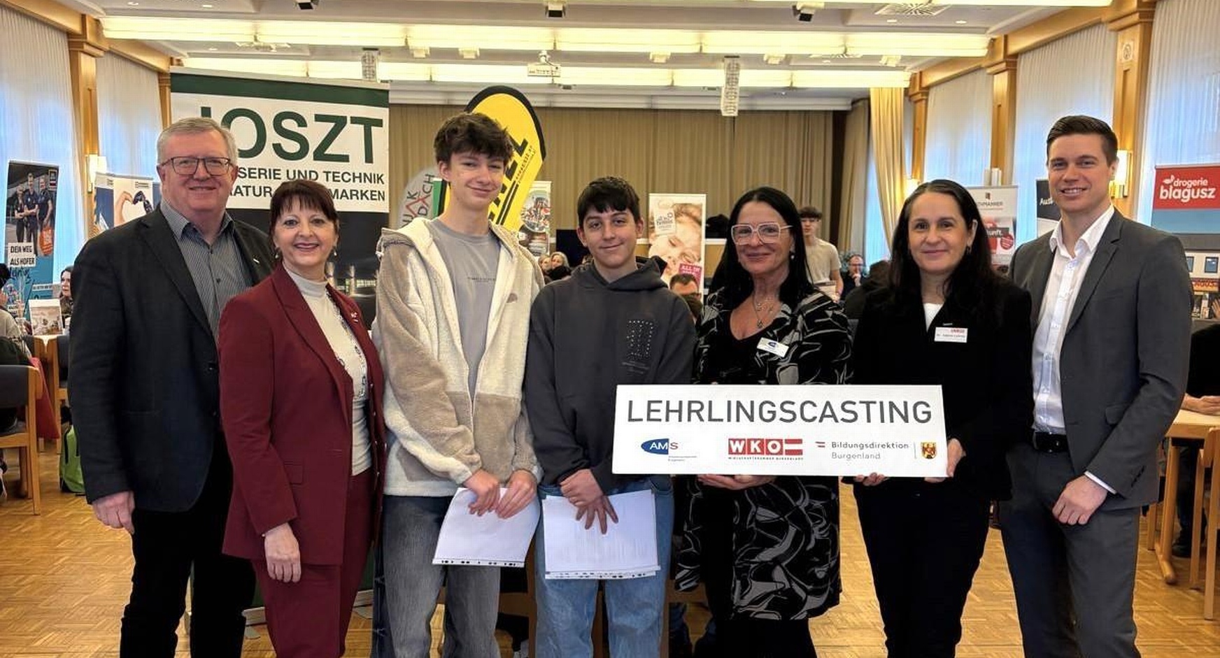 Freddy Fellinger (WK-Regionalstellenleiter), Komm.R Mst.in. Martina Mohapp (Regionalstellenobfrau), Luis Hauer (Schüler), Andreas Tritremmel (Schüler), Jutta Mohl (AMS- Geschäftsstellenleiterin Oberpullendorf), Sabine Lehner (WK) und Daniel Baumann (Bildungsdirektion) (v. l.) 