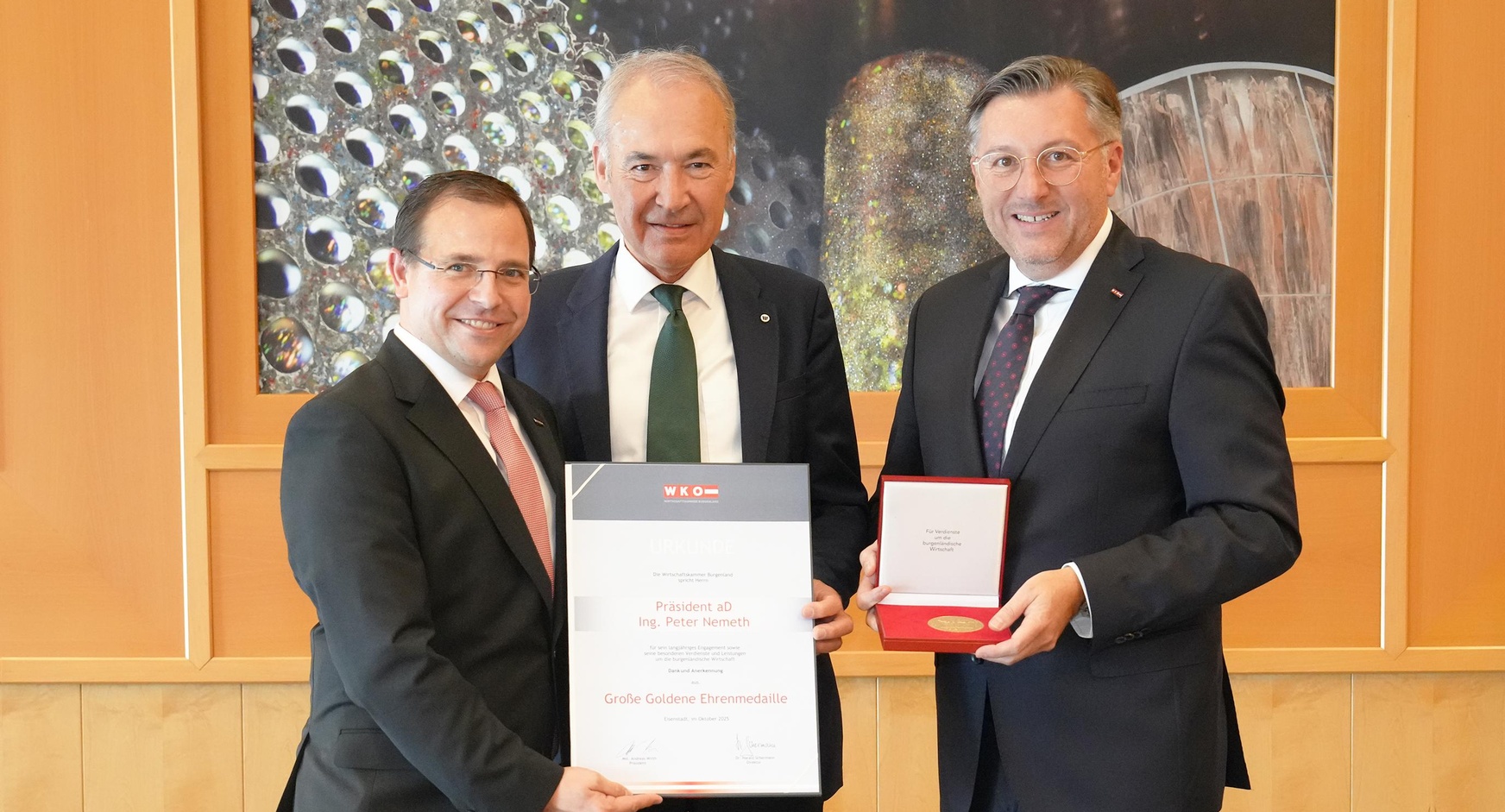 Große Goldene Ehrenmedaille: Wirtschaftskammerpräsident Mst. Andreas Wirth, Präsident a.D. Peter Nemeth und Wirtschaftskammerdirektor Harald Schermann