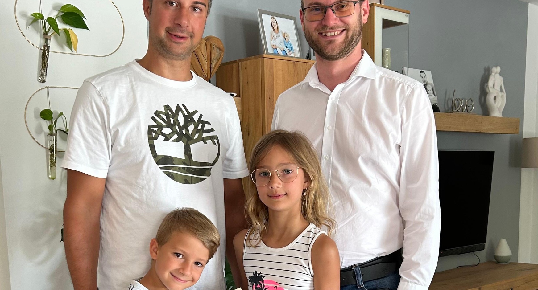 Cristian Sodl mit den Kindern Julian und Katharina sowie Hubert Bleich (Obmann der Taxiinnung) (v. l.). 