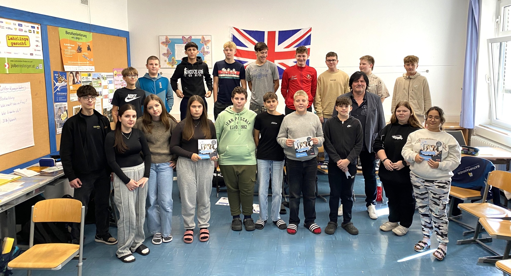Josef Miletits (Verkaufsleiter der Johann Krawany Handels GmbH) (vorne 3.v. r.)  und Lehrling Justin Hausknost (vorne l.) mit Schülerinnen und Schülern der MS Deutschkreutz. 