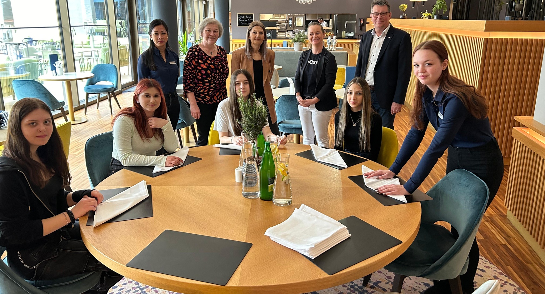 Hotel-Mitarbeiterin Grace Mendoza-Liebhardt, Fachlehrerin Christine Brenner, Falkensteiner Resort-Personalleiterin Martina Ernst, Frühstücksleiterin Susanne Windhaber, Regionalstellenobmann Romas Eder und Hotel-Mitarbeiterin Helene Janisch mit Schülerinnen der PTS Stegersbach.