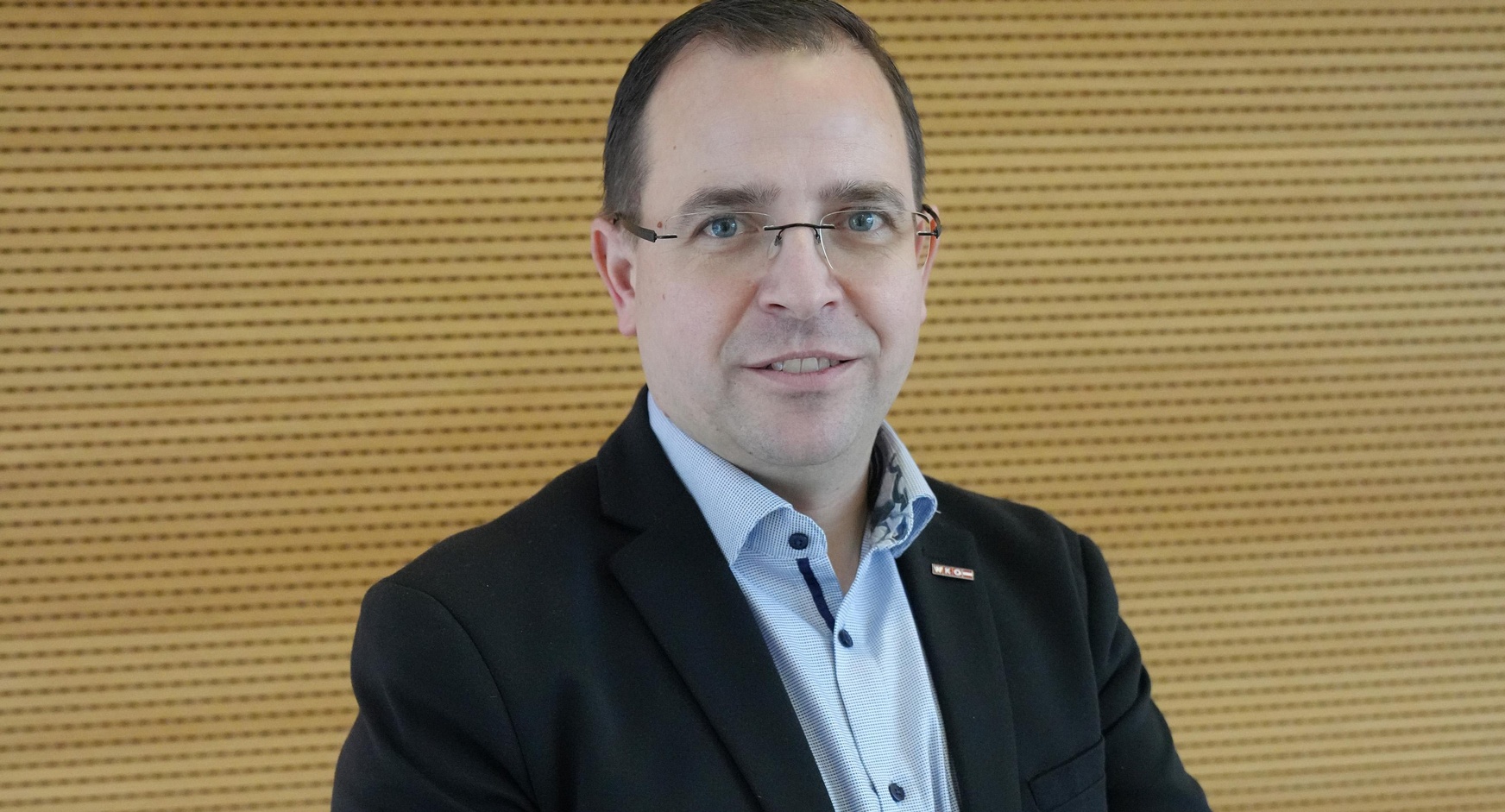 WK-Präsident Wirth mit Fußball