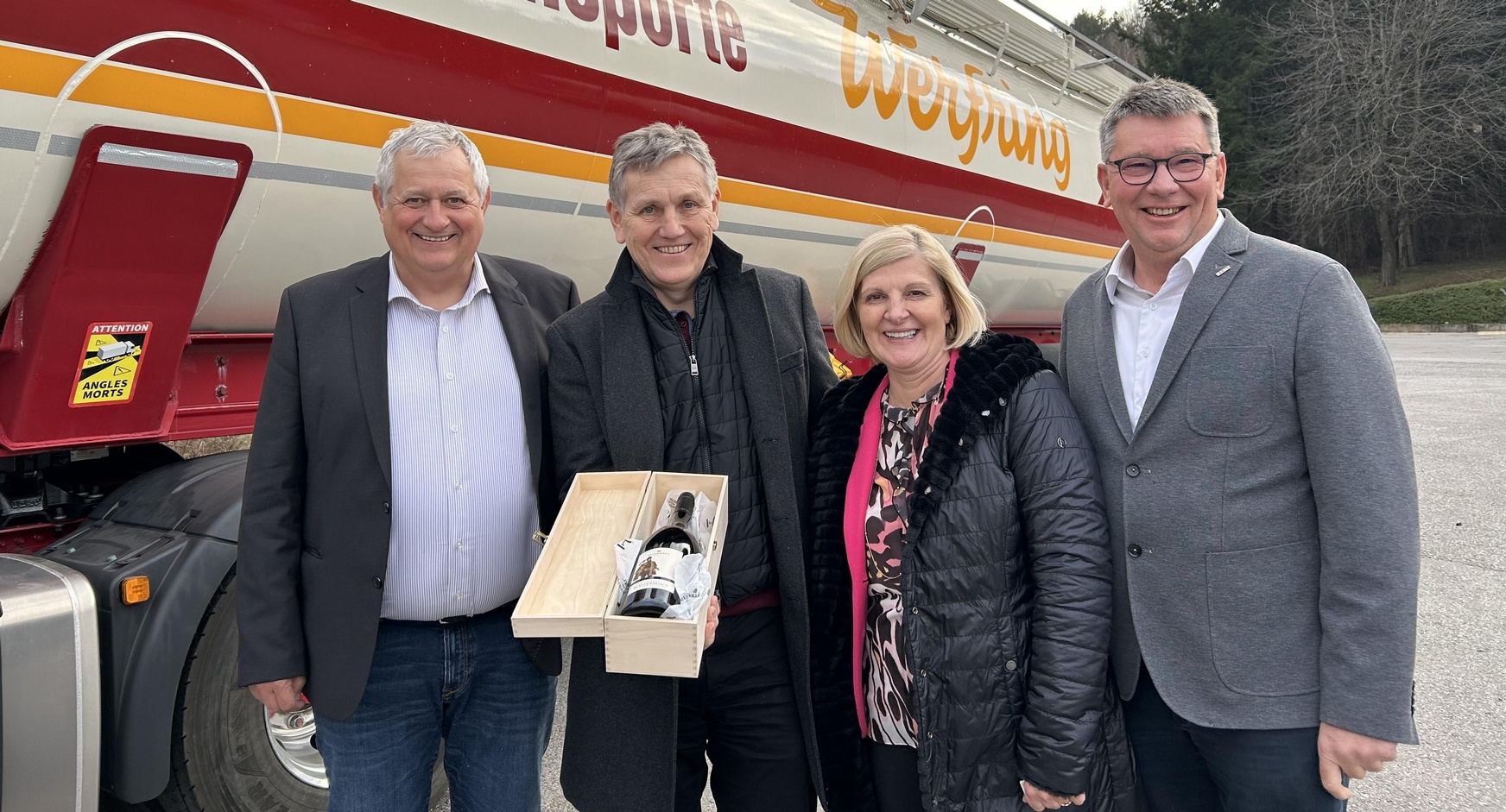 KommR Hans-Dieter Buchinger (Spartenobmann), KommR Johann Werfring (Vorsitzender der Fachvertretung Spedition und Logistik), Gattin Anni Werfring und Roman Eder (Obmann der Fachgruppe für das Güterbeförderungsgewerbe) (v. l.). 