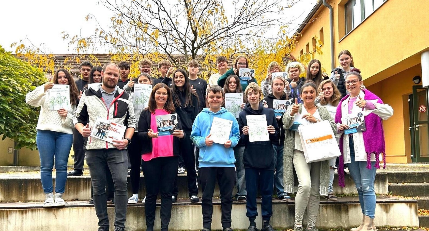 Alexander Quaisser (BauWelt Koch Mattersburg), Melanie Eckhardt (Obfrau des burgenländischen Markthandels) (vorne 1. und 2. v. l.) sowie Sonja Reinisch (BEN - Verein zur Berufseingliederung & Nachwuchskräfteförderung) und Marie Schitzhofer (Pädagogin) (vorne 2. und 1. v. r.) mit Schülerinnen und Schülern der PTS Mattersburg. 