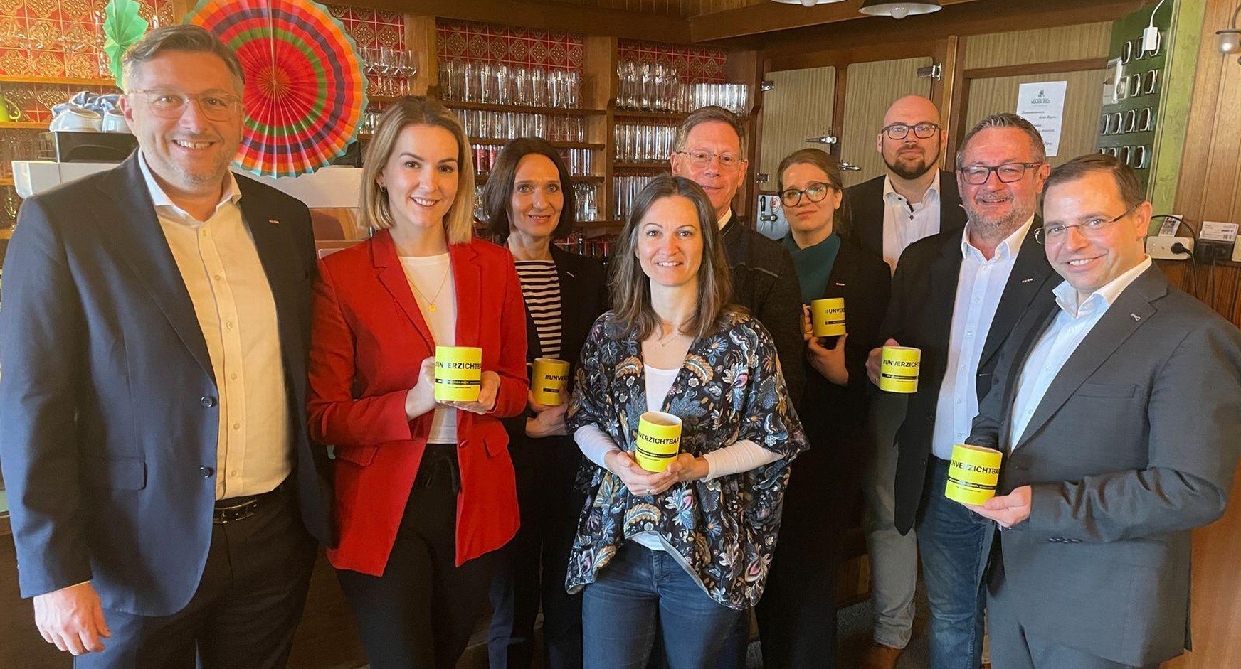 Wirtschaftskammerdirektor Harald Schermann, Regionalstellenleiterin Katharina Bagdy, WK-Expertin Natascha Kummer, die LandRastHaus-Betreiber Marion Höchtl-Weber und Andreas Weber, die WK-Experten Christina Palkovich und Franz-Stephan Ivancsics, Regionalstellenobmann Josef Kropf und Wirtschaftskammerpräsident Andreas Wirth (v. l.). 