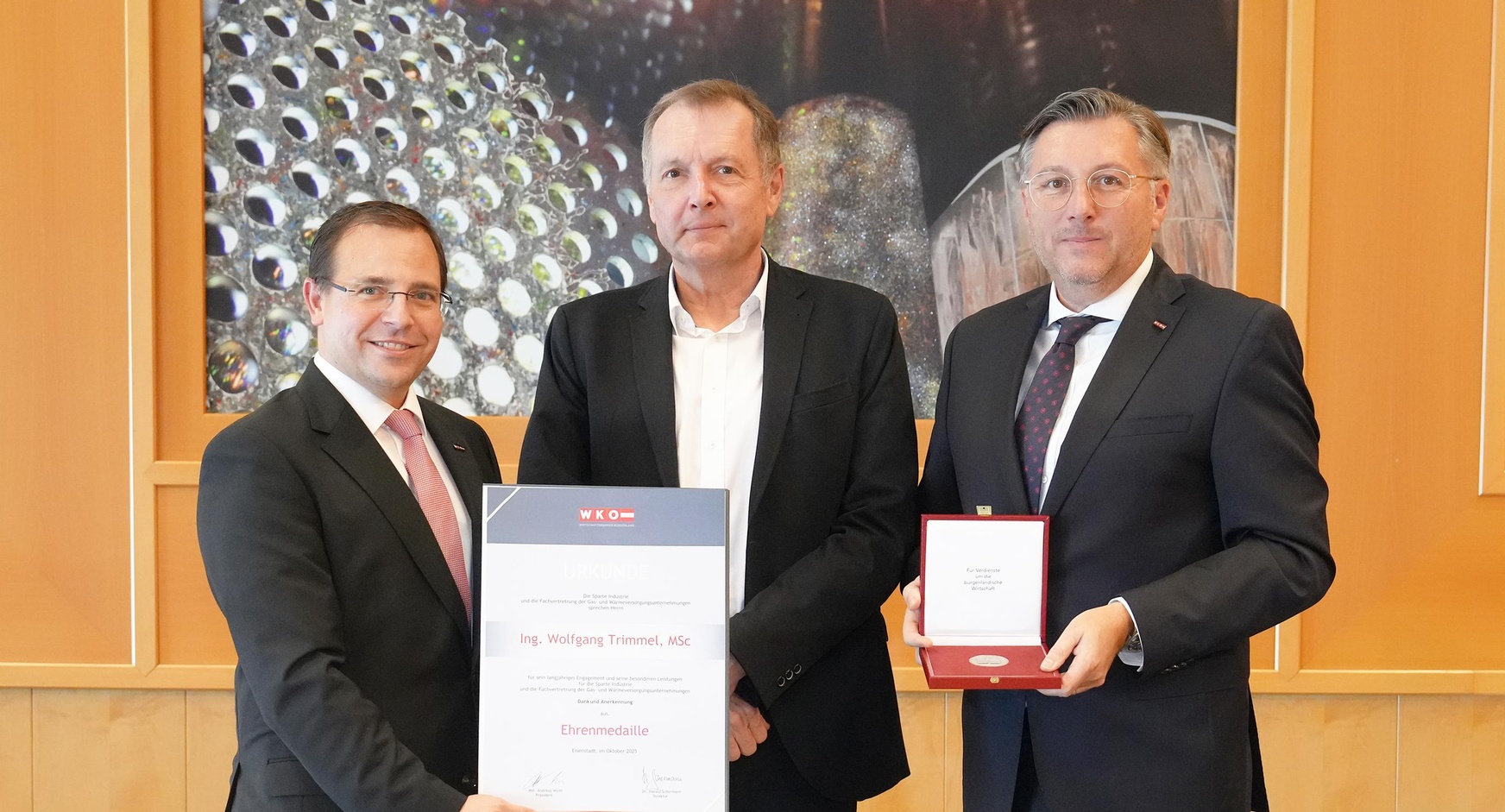 Ehrenmedaille: Wirtschaftskammerpräsident Mst. Andreas Wirth, Wolfgang Trimmel und Wirtschaftskammerdirektor Harald Schermann