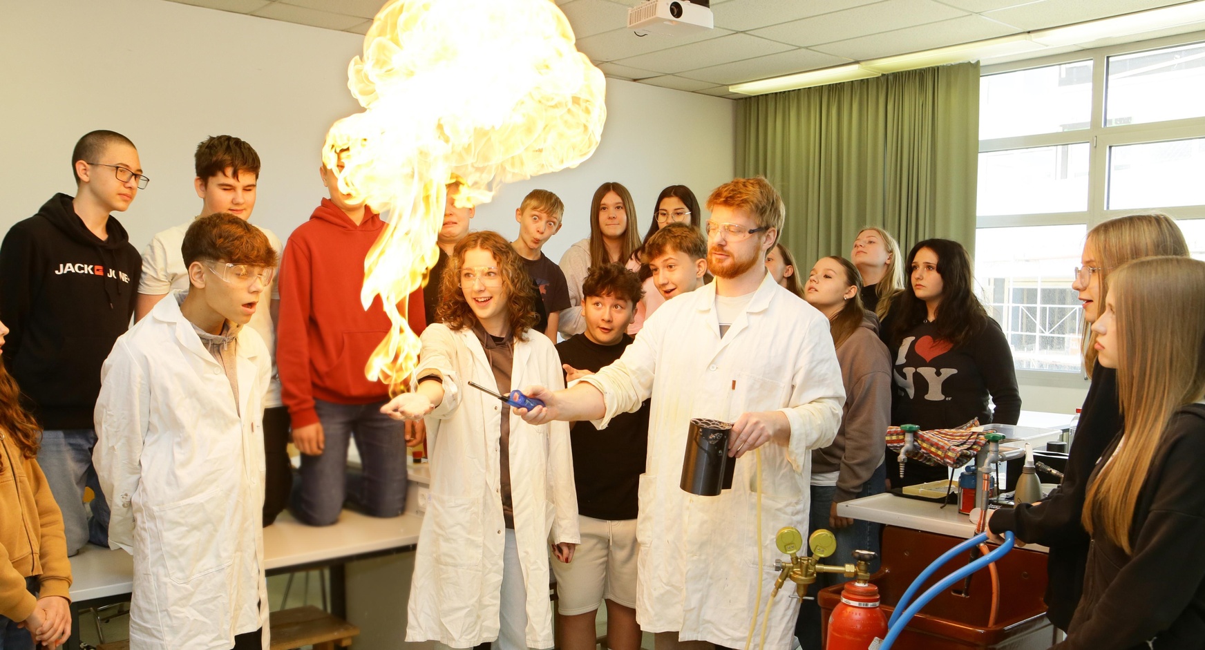 Vortragender Matthias Bergthaler mit „Assistentin“ Lena Hafner (3c-Klasse) und Schülerinnen und Schülern der Mittelschule Güssing. 