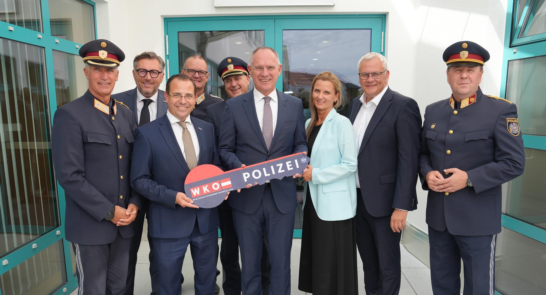Landespolizeidirektor Martin Huber, Wirtschaftskammerdirektor Harald Schermann, Wirtschaftskammerpräsident Mst. Andreas Wirth, Bildungszentrum-Leiter-Stv. Reinhold Bader, Landespolizeidirektor-Stv. Werner Fasching, Innenminister Gerhard Karner, Eva Gollubits (Leiterin der Gruppe 1/A im Innenministerium), Bürgermeister Thomas Steiner und Bildungszentrum-Leiter Hans Halbauer (v. l.)