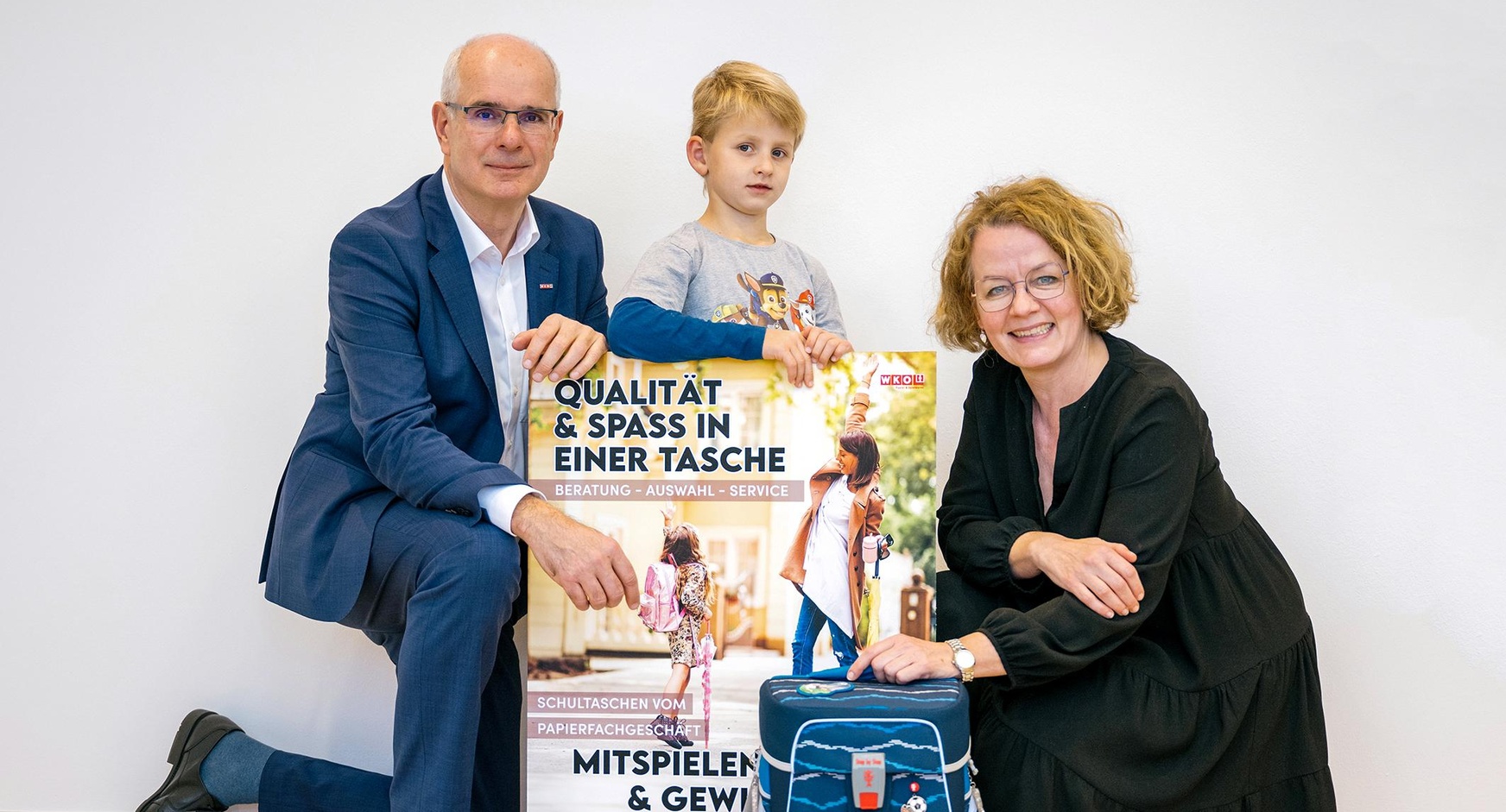 Obmann des Papier- und Spielwarenhandels Andreas Auer, Schulanfänger Sebastian Hofbauer und Bildungslandesrätin Christiane Teschl-Hofmeister.