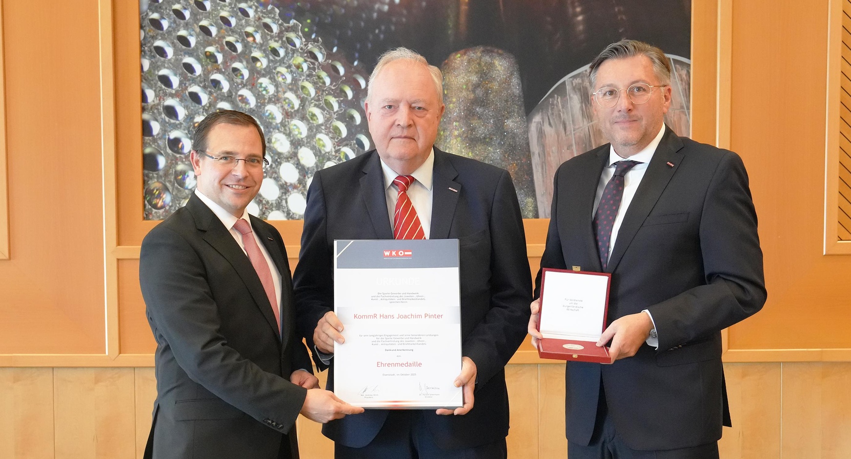 Ehrenmedaille: Wirtschaftskammerpräsident Mst. Andreas Wirth, KommR Hans Joachim Pinter und Wirtschaftskammerdirektor Harald Schermann