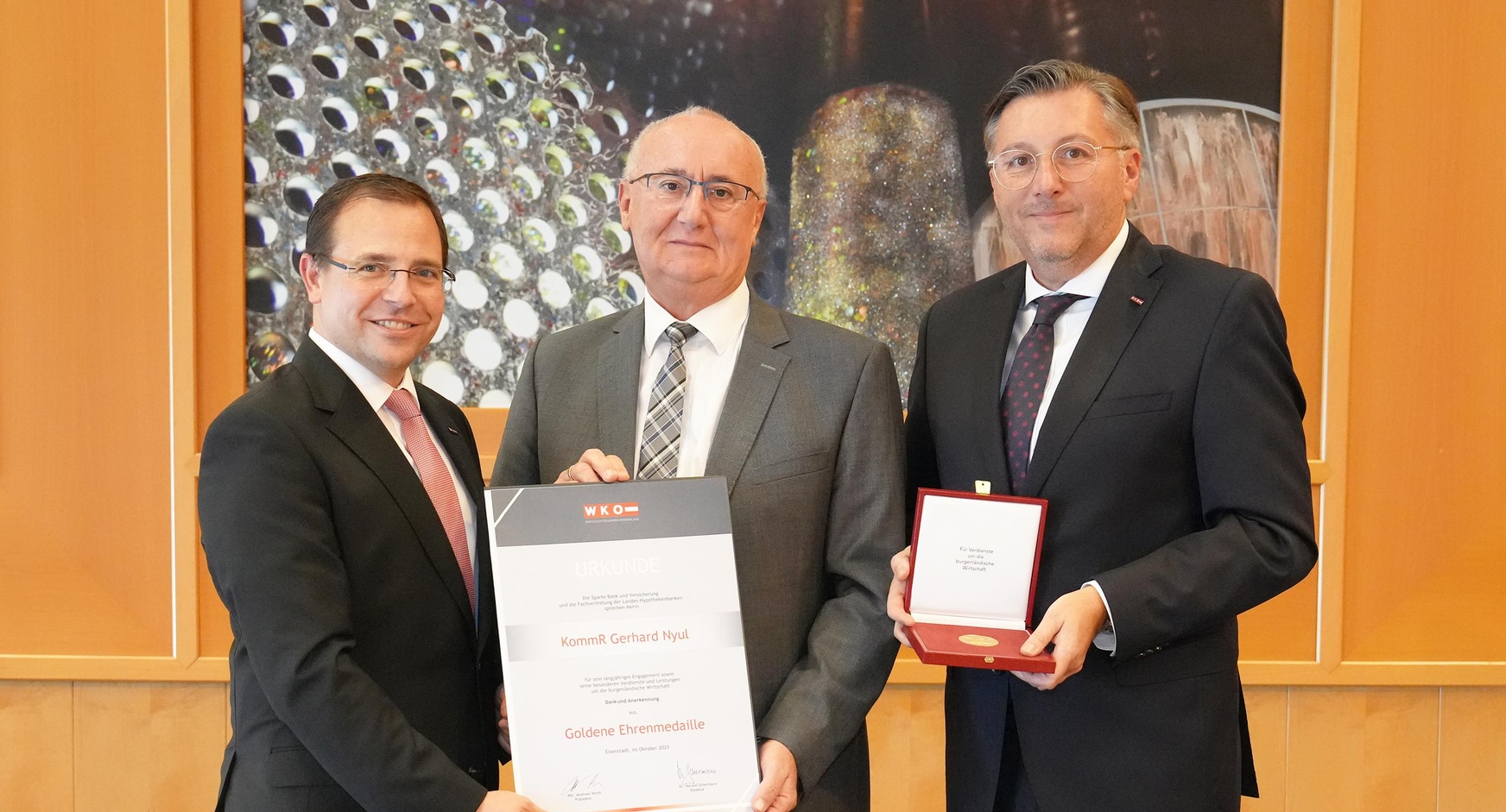 Goldene Ehrenmedaille: Wirtschaftskammerpräsident Mst. Andreas Wirth, KommR Gerhard Nyul und Wirtschaftskammerdirektor Harald Schermann