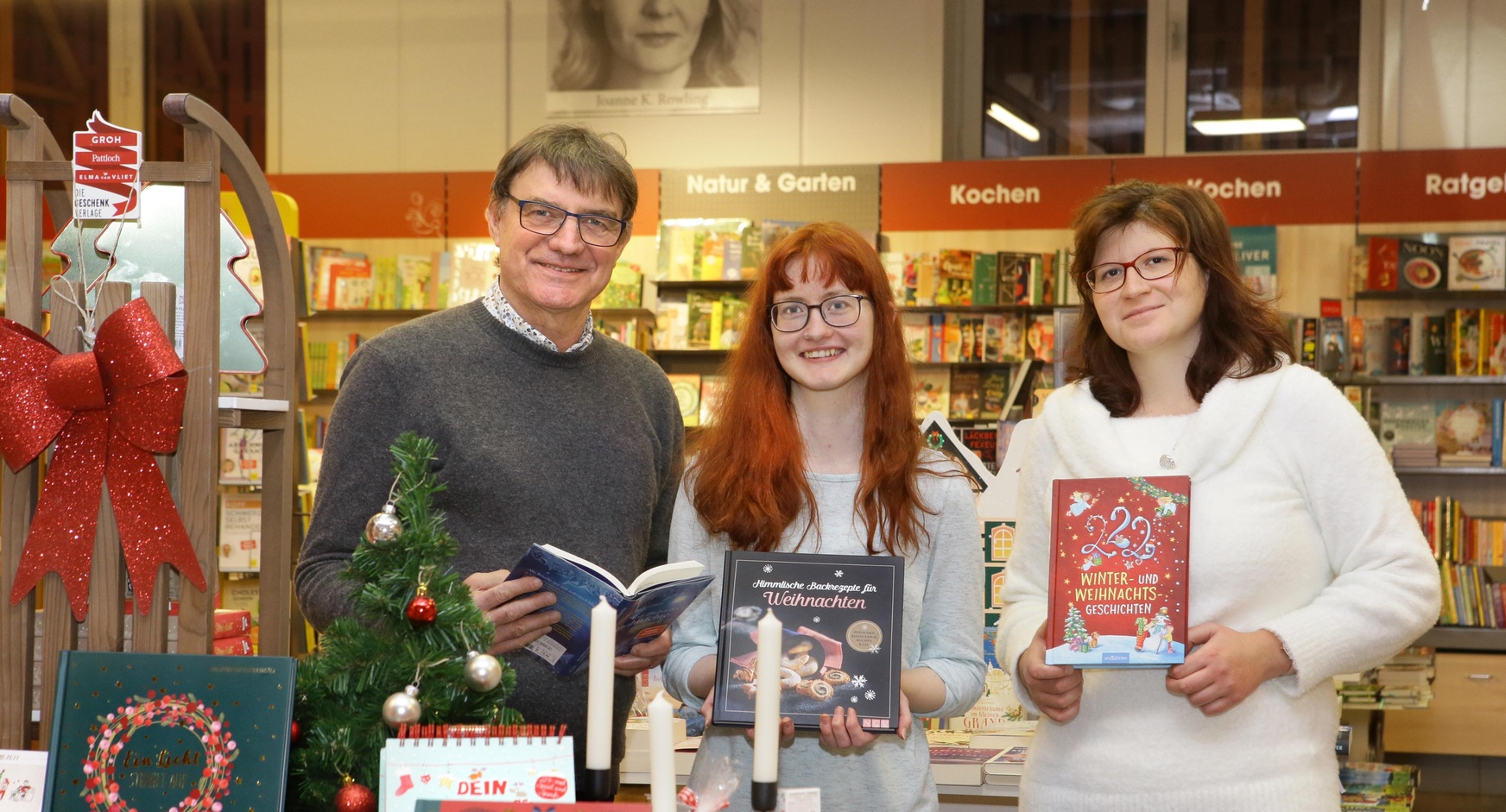 Gunther Drexler, Obmann des Spielwarenhandels und des Buchhandels mit seinen Mitarbeiterinnen Elisabeth Sobl und Bianca Panny (v. l.).