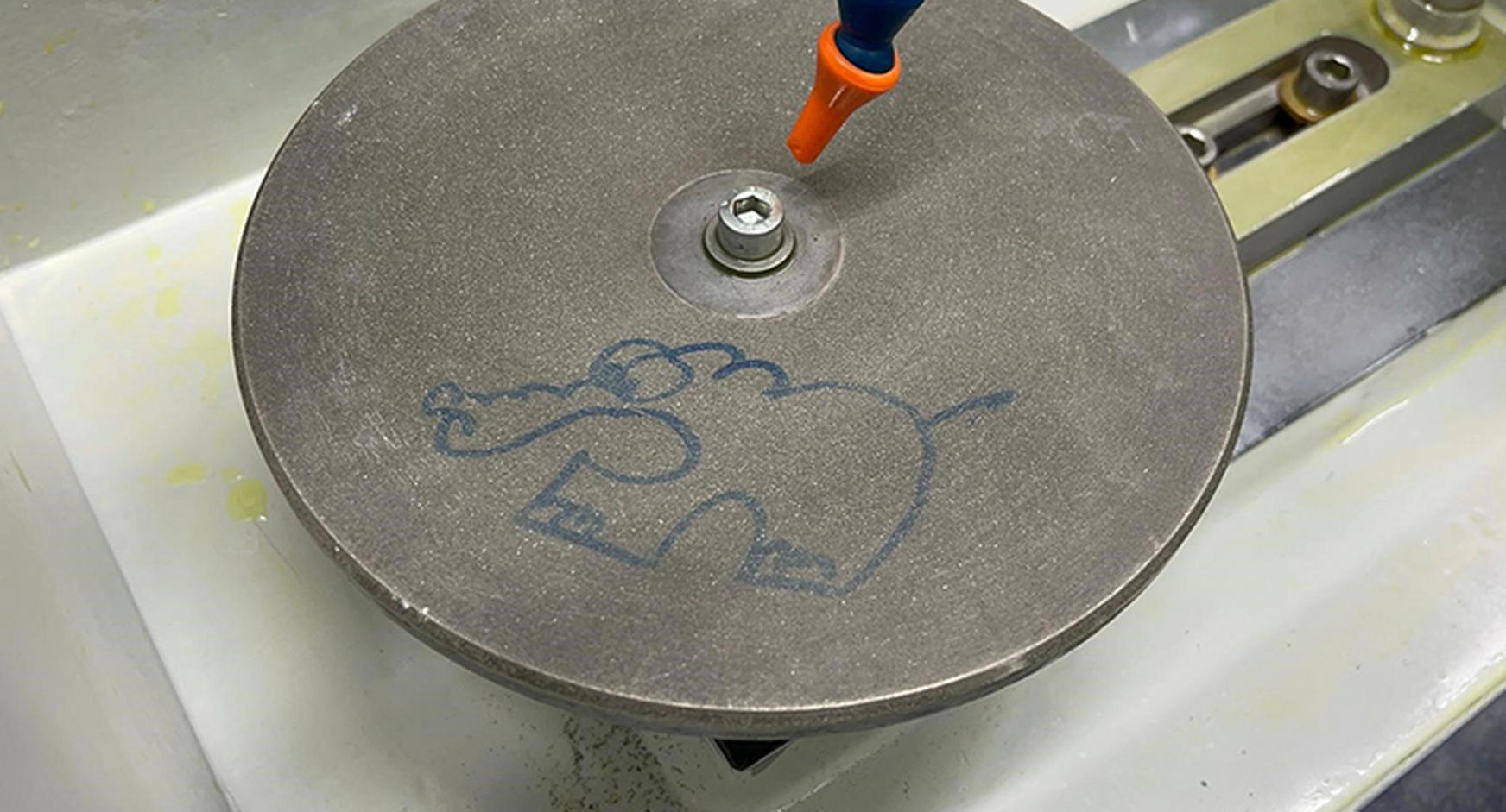 Detailansicht eines Schleifgeräts mit aufgemaltem Elefanten