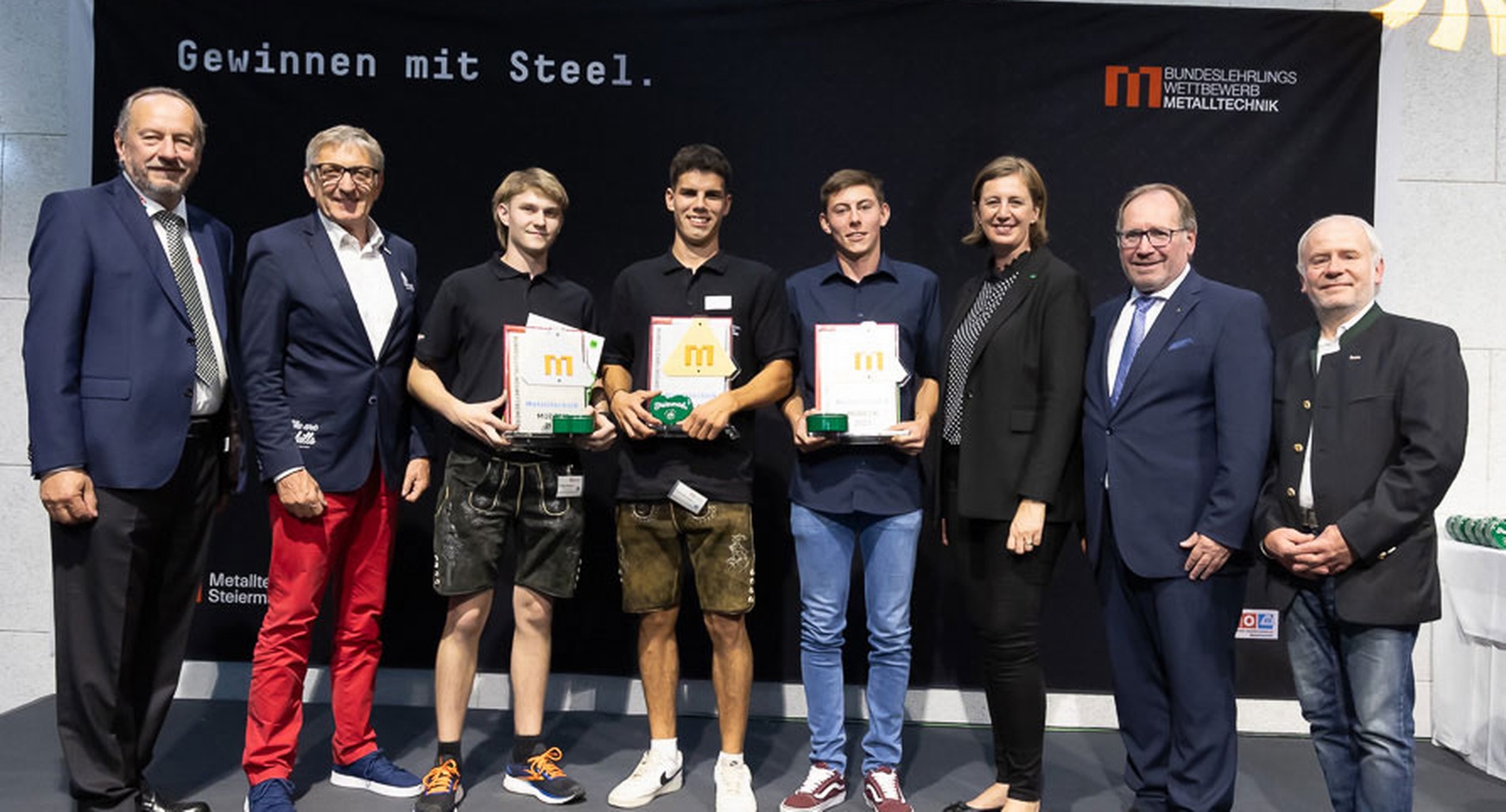 Gruppenbild der Sieger des Bundeslehrlingswettbewerbs 2023 im Beruf Metallbau und Blechtechnik