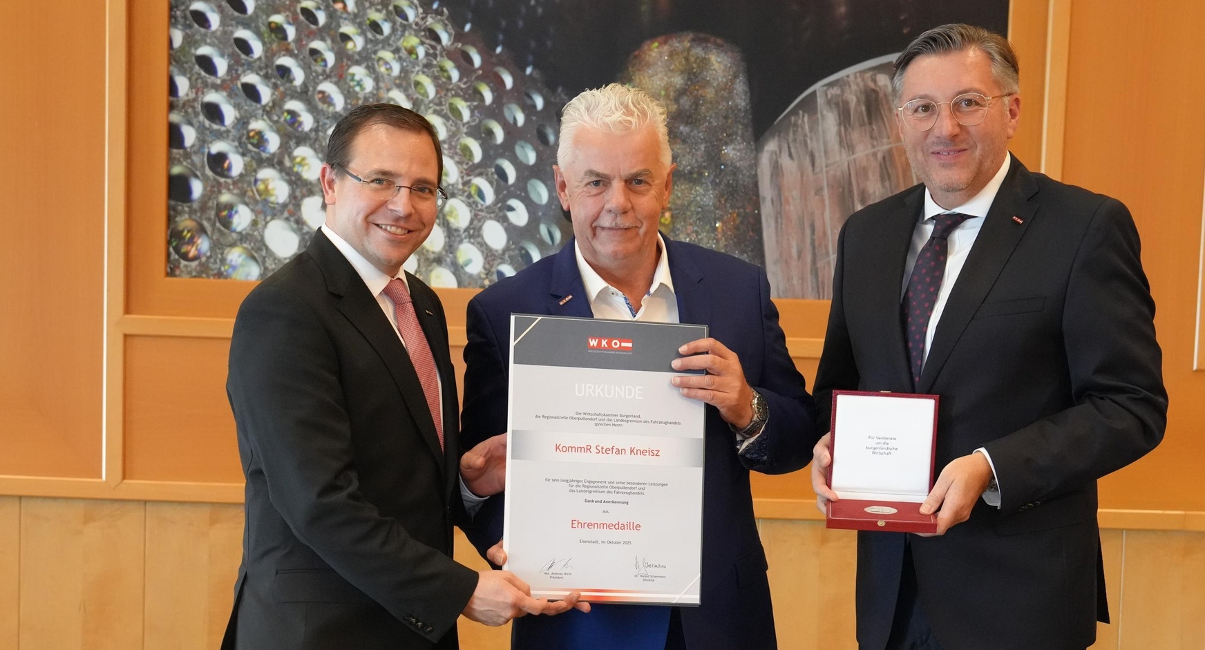 Ehrenmedaille: Wirtschaftskammerpräsident Mst. Andreas Wirth, KommR Stefan Kneisz und Wirtschaftskammerdirektor Harald Schermann (v. l.)