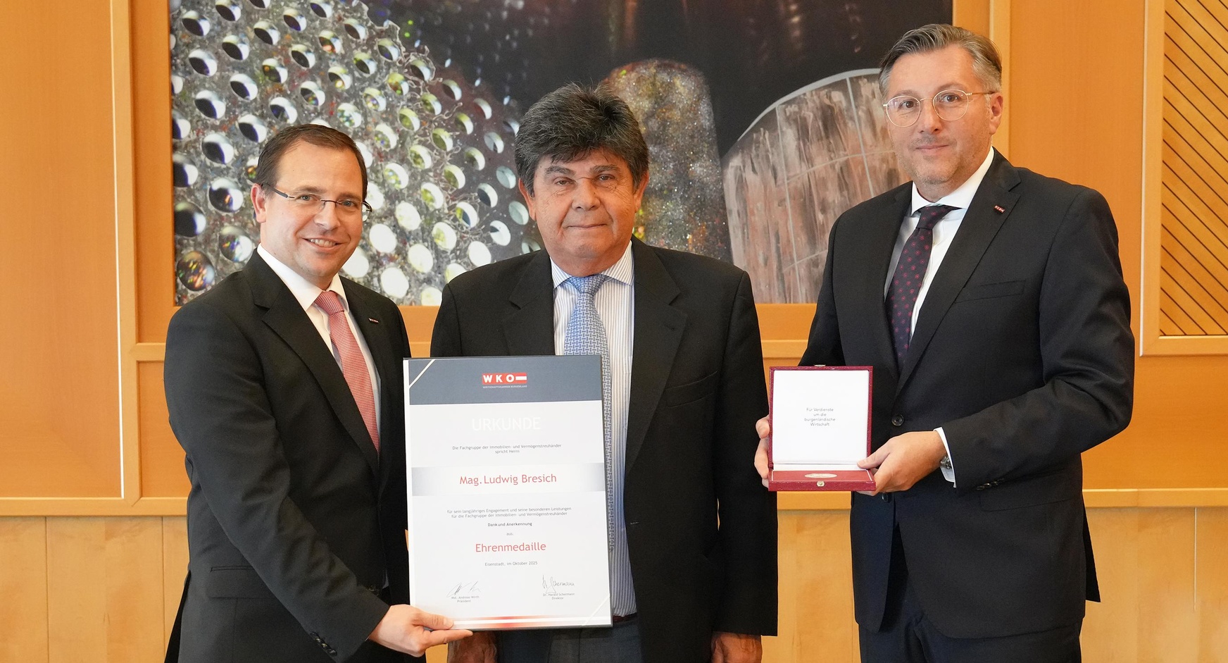 Ehrenmedaille: Wirtschaftskammerpräsident Mst. Andreas Wirth, Ludwig Bresich und Wirtschaftskammerdirektor Harald Schermann
