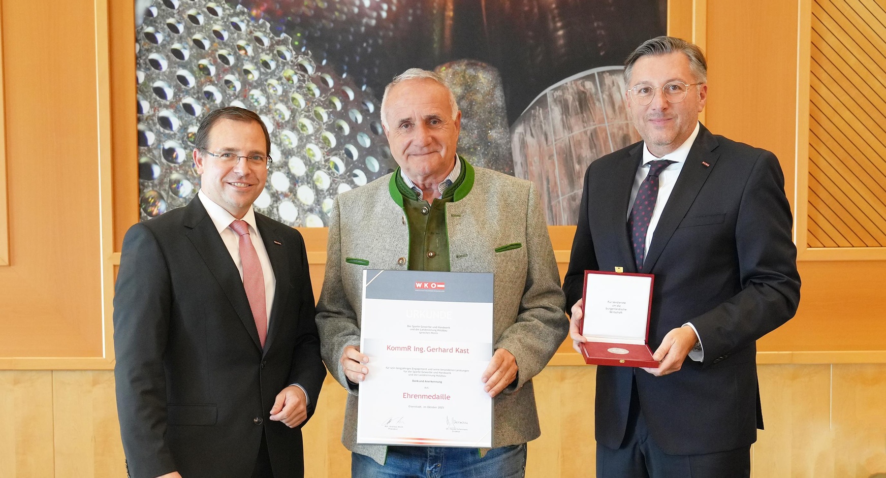 Ehrenmedaille: Wirtschaftskammerpräsident Mst. Andreas Wirth, KommR Gerhard Kast und Wirtschaftskammerdirektor Harald Schermann