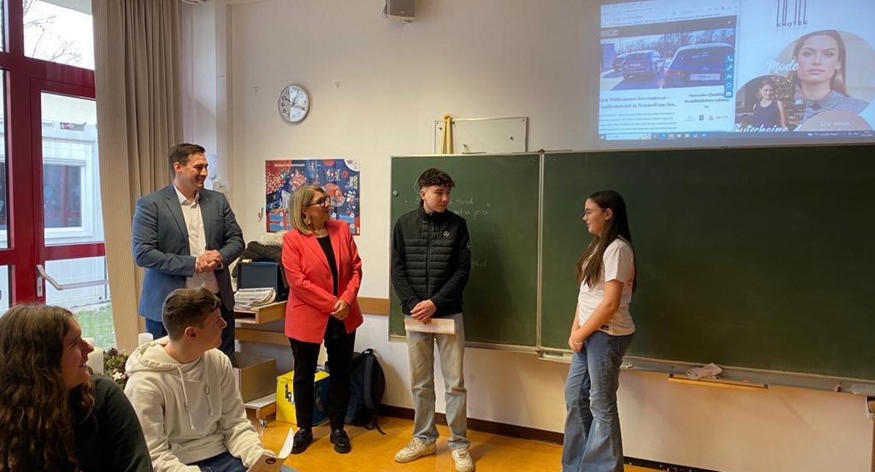 Erich Ermler, Sigrid Landauer-Knotek und Lehrling Dominik (v. l.) beantworteten ausführlich die Fragen von Schülerinnen und Schülern der 4. Klassen der MS Gols. 