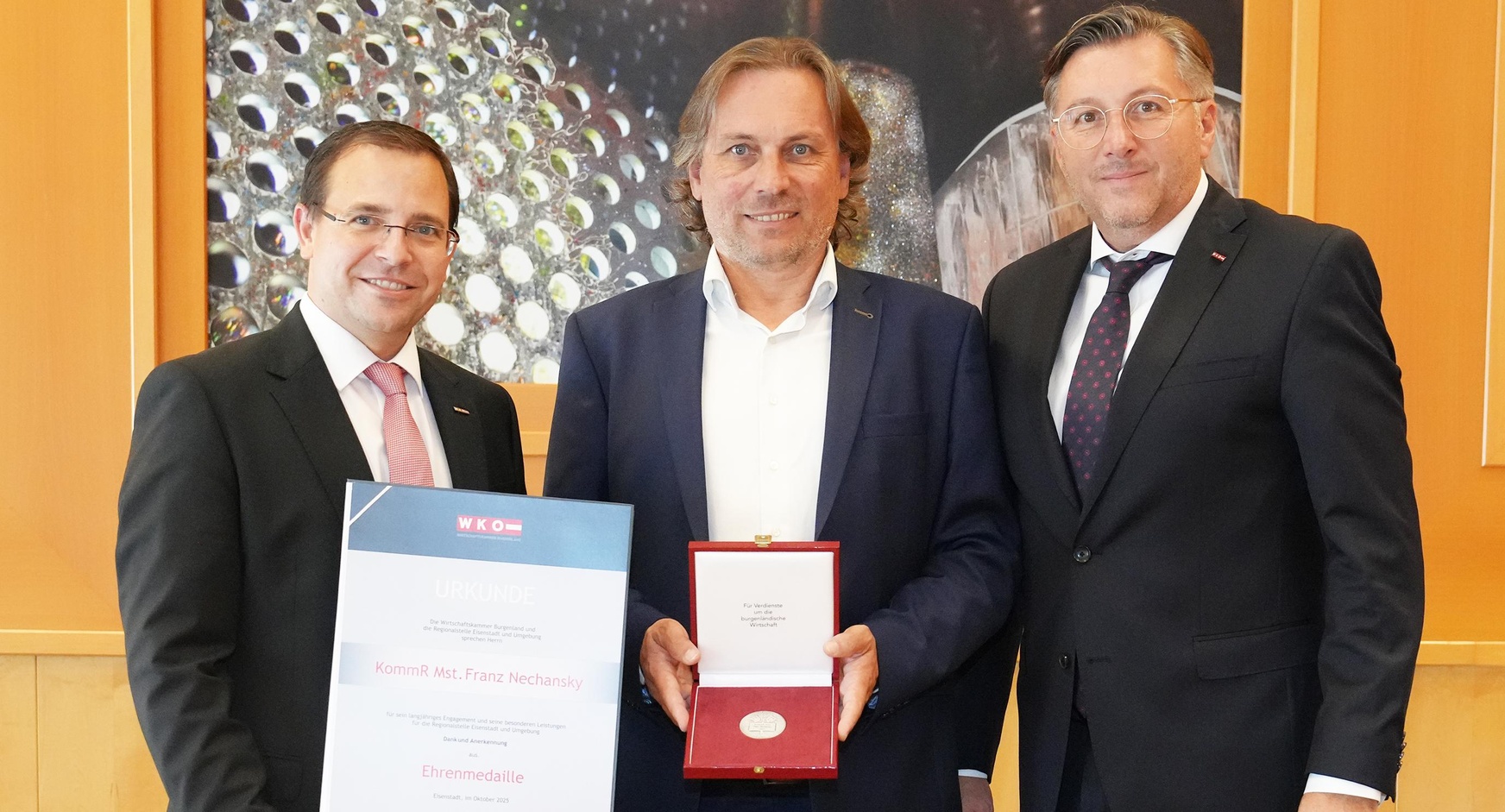Ehrenmedaille: Wirtschaftskammerpräsident Mst. Andreas Wirth, KommR Mst. Franz Nechansky und Wirtschaftskammerdirektor Harald Schermann