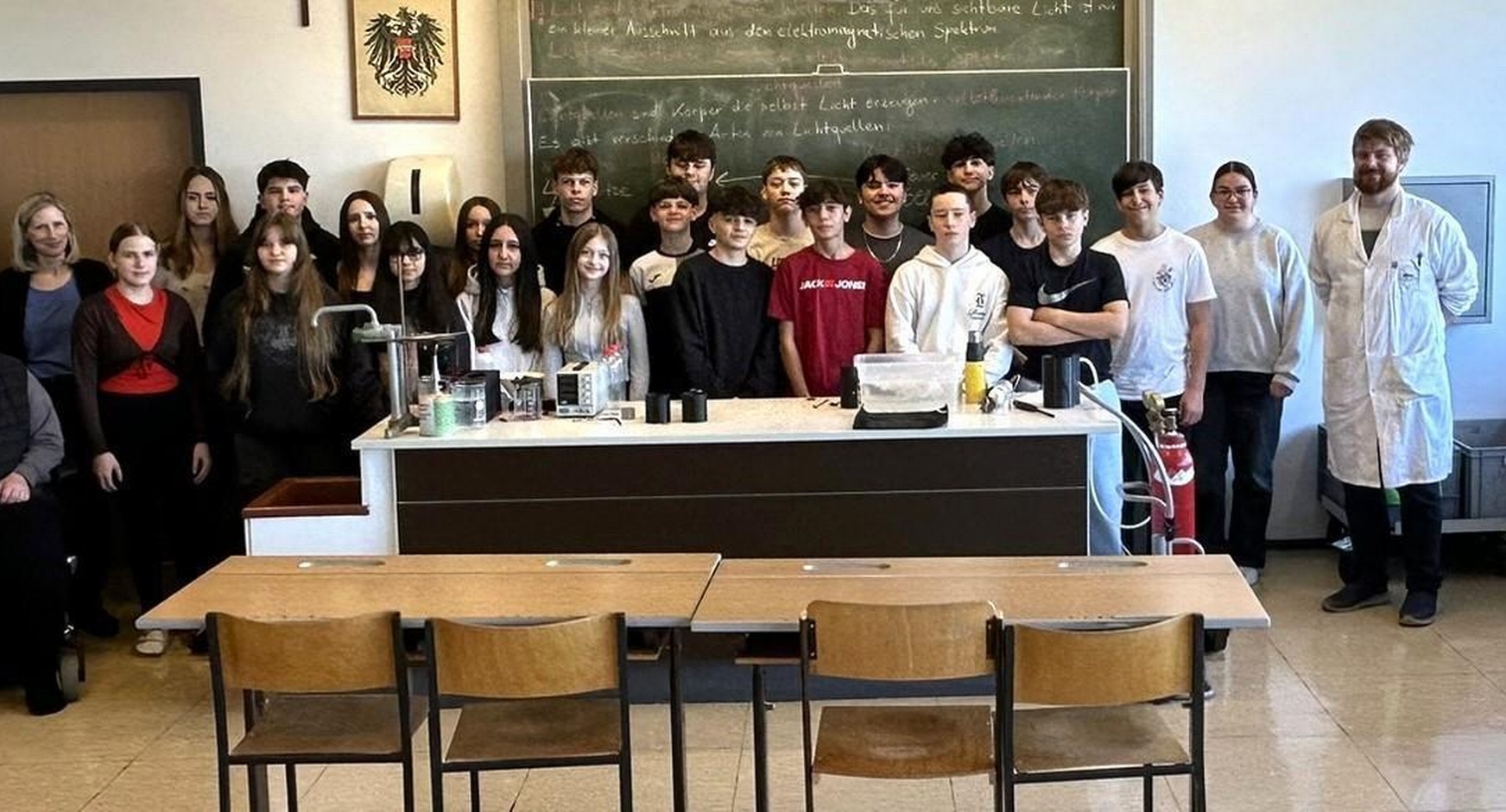 Vortragender Matthias Bergthaler (r.) mit Schülerinnen und Schülern der 4b-Klasse der Mittelschule Mattersburg.