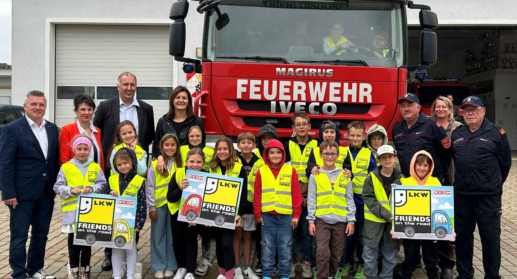 Fachgruppengeschäftsführer Bernhard Dillhof, Bürgermeisterin Doris Birner, Vizebürgermeister Andreas Krutzler, Direktorin Michaela Töpfer (v. l.), Klassenlehrerin Karin Netzold (2. v. r.) sowie Ferdinand Jestl (3. v. r.) und Ferdinand Koo (r.) von der Feuerwehr Oberloisdorf mit Kindern der VS Oberloisdorf.