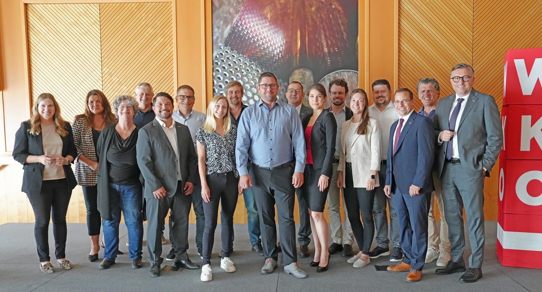Regionalstellenleiterin Evelyn Zarits, Eveline Schuller-Frank, Christina Scheibenpflug, KommR Hans Dieter Buchinger, Stefan Waller, Günter Buchinger, Barbara Tesar, Markus Stiglitz, Regionalstellenobmann Rene Fasching, Paul Gregorits, Michaela Steindl, Johannes Schmit, Carina Lehner, Sebastian Siess, Wirtschaftskammerpräsident Mst. Andreas Wirth, KommR Johann Lackner und Wirtschaftskammerdirektor Harald Schermann (v. l.) 