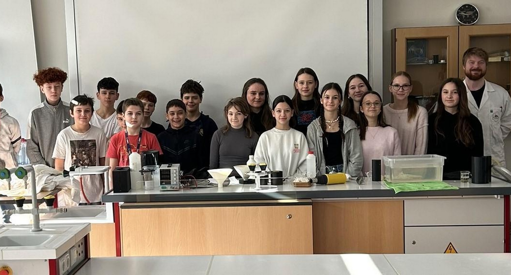 Vortragender Matthias Bergthaler (r.) mit Schülerinnen und Schülern der 3b-Klasse der Mittelschule Kittsee.