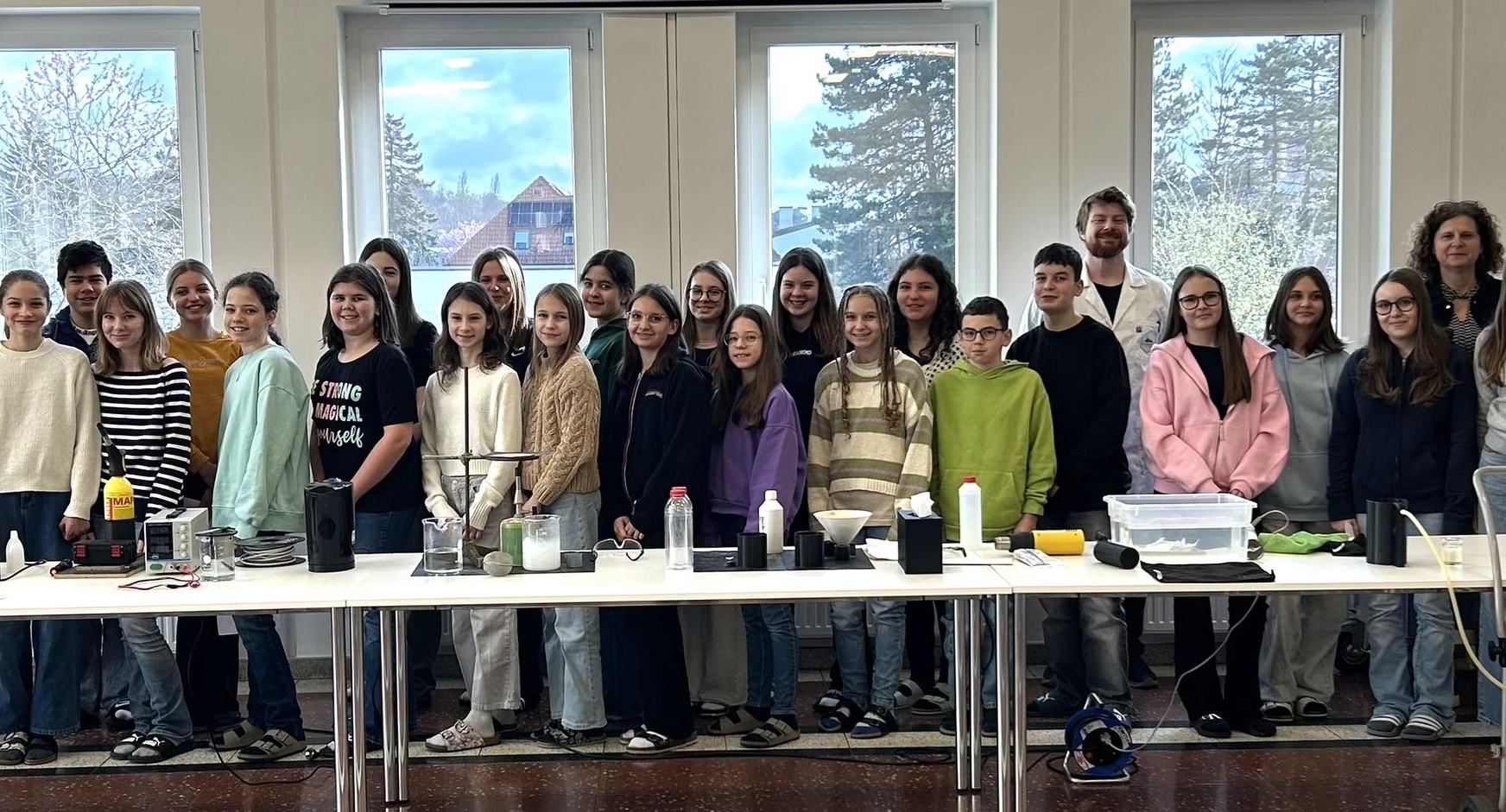 Klasse 3c mit Direktorin Gabriela Pollak (l.), BO-Lehrerin Monika Lux-Wagner (2. v. r.) und Vortragendem Mathias Bergthaler (6. v. r.).