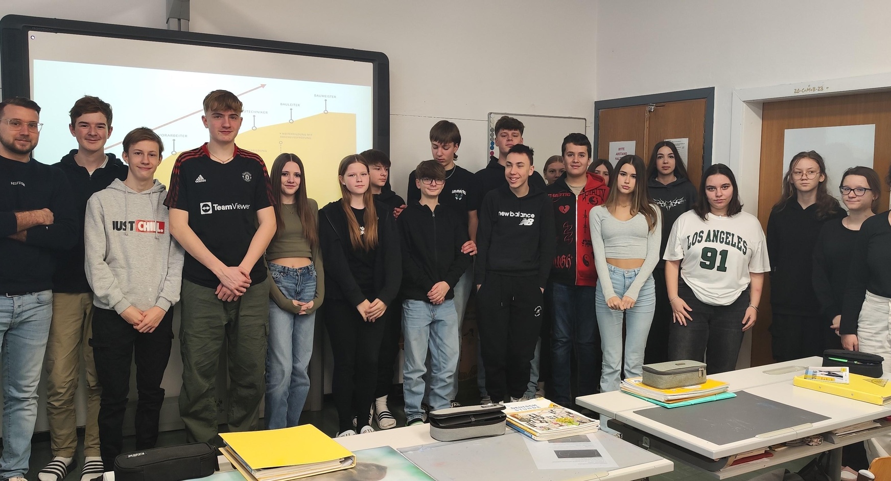 Patrick Zenz (l.), Lehrlingsexperte der Bauakademie Steiermark-Burgenland, mit Schülern der MS Deutschkreutz. 