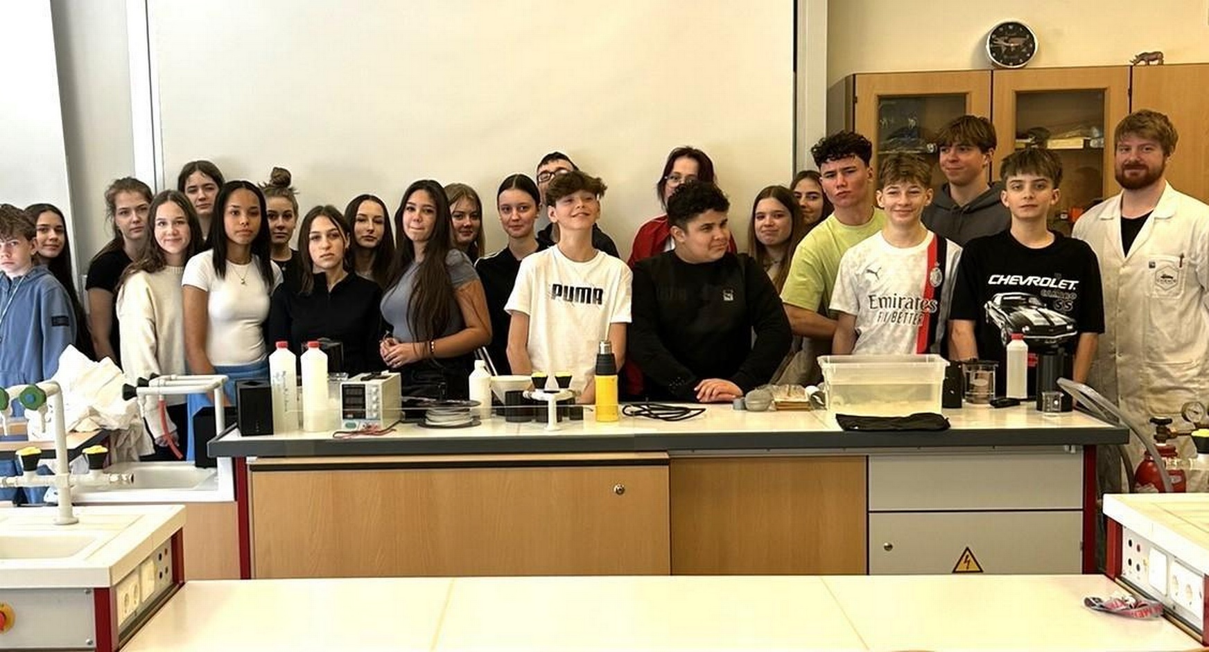 Vortragender Matthias Bergthaler (r.) mit Schülerinnen und Schülern der 4a-Klasse der Mittelschule Kittsee.