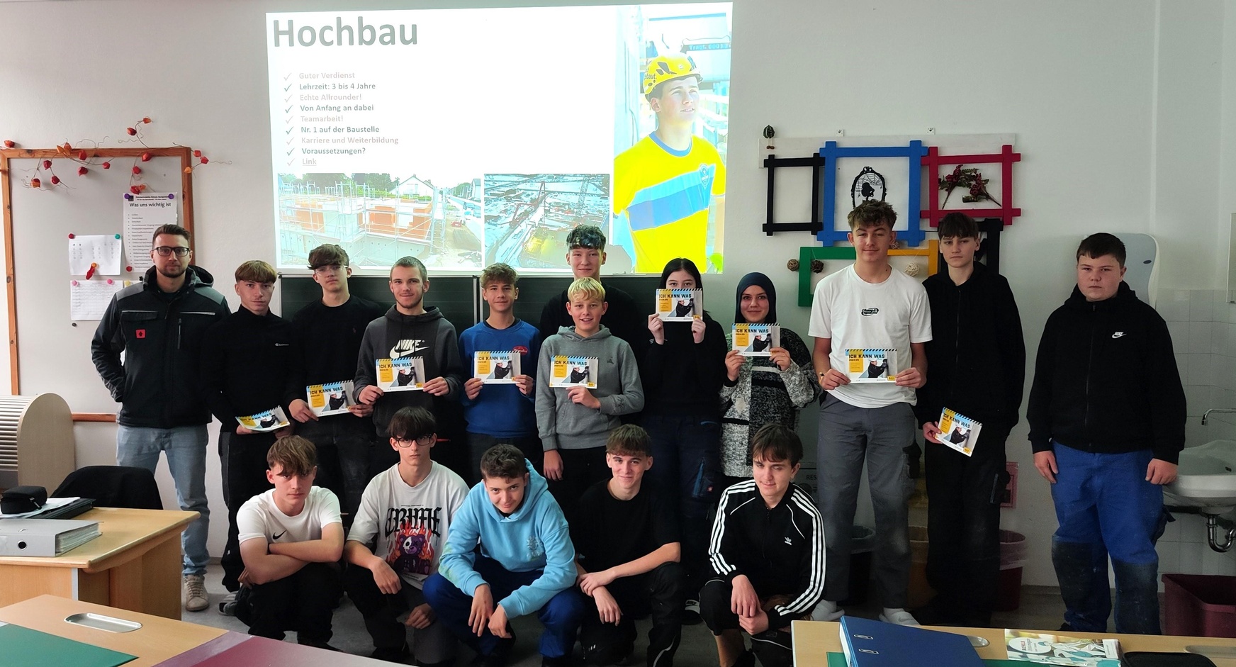 Lehrlingsexperte Patrick Zenz (l.) mit Schülerinnen und Schülern der PTS Eisenstadt. 