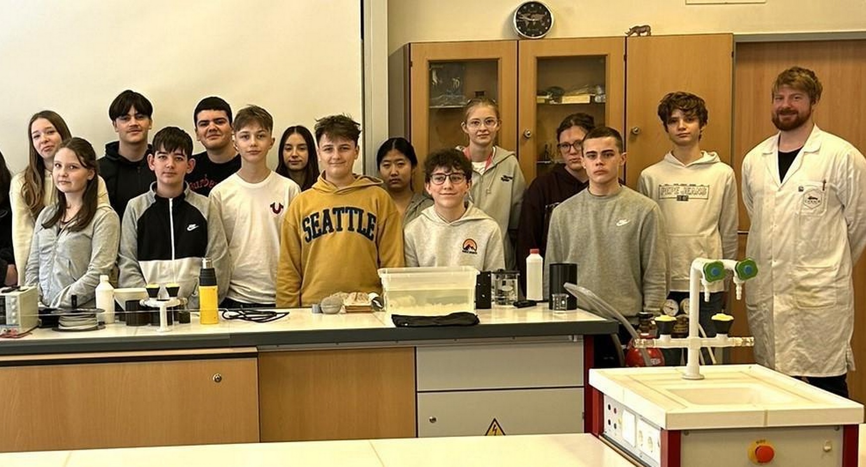 Vortragender Matthias Bergthaler (r.) mit Schülerinnen und Schülern der 4b-Klasse der Mittelschule Kittsee. 