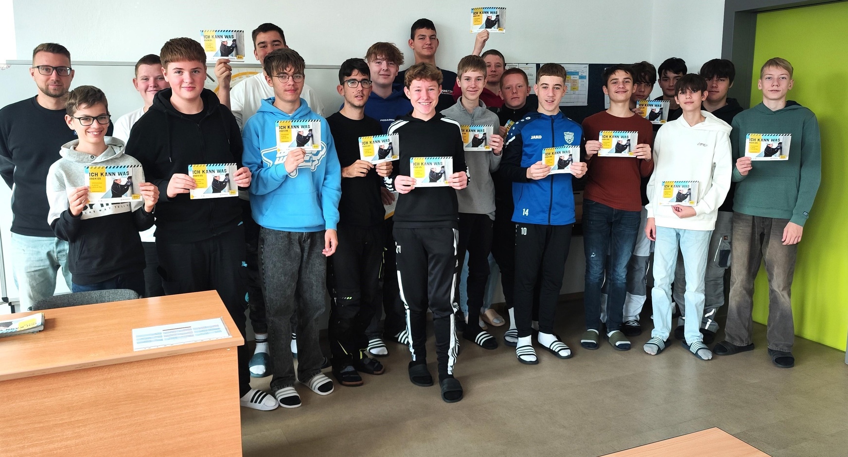 Lehrlingsexperte Patrick Zenz (l.) mit Schülerinnen und Schülern der PTS sowie MS Stegersbach. 