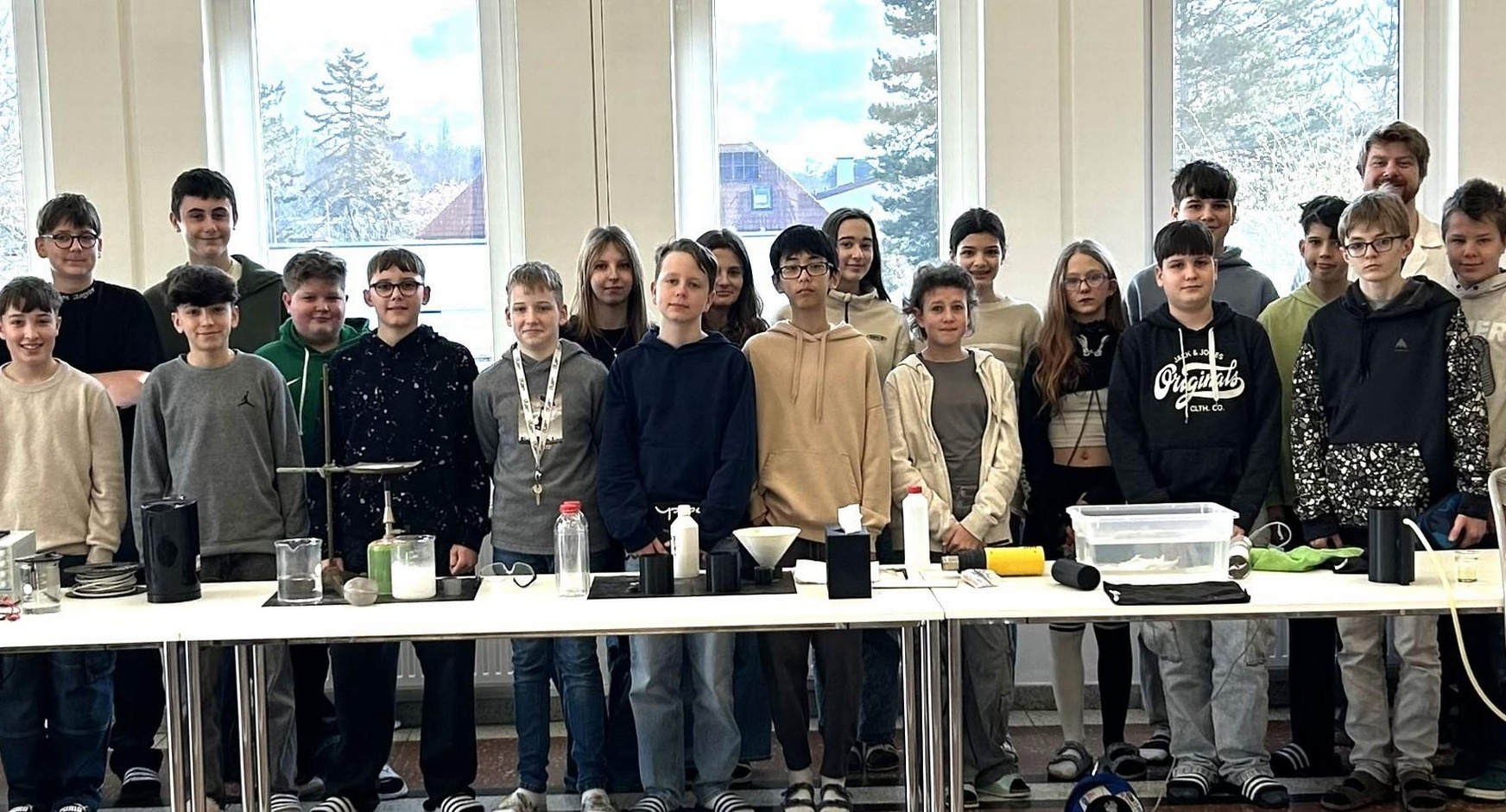 Klasse 3a mit Direktorin Gabriela Pollak (l.), Klassenvorstand Jürgen Frank (3. v. l.), BO-Lehrerin Monika Lux-Wagner (r.) und Vortragendem Mathias Bergthaler (3. v. r.).