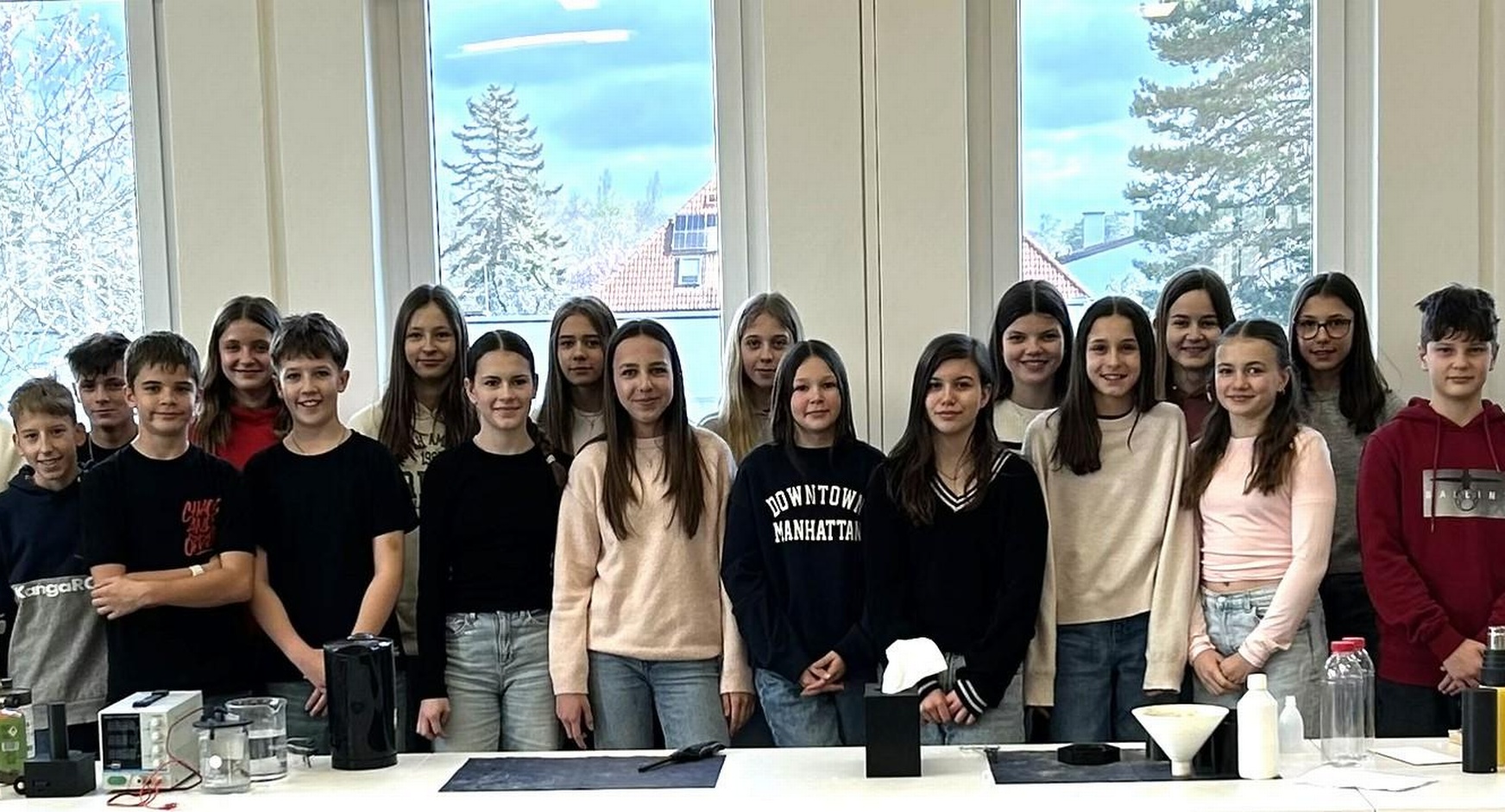 Klasse 3d mit Klassenvorstand Christoph Schalling (l.) und Vortragendem Mathias Bergthaler (r.).