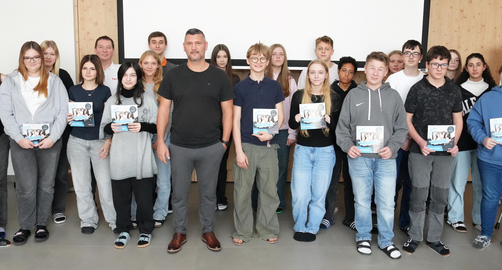 OBI Mattersburg Marktleiter-Stv. Roland Schappelwein, Lehrling Andreas Lechner (2. R. 3. u. 5. v. l.) und Rene Mahlknecht, Obmann des burgenländischen Maschinen- und Technologiehandels, (1. R. 5. v. l.) mit Schülerinnen und Schülern der 4c der MS Neudörfl. 