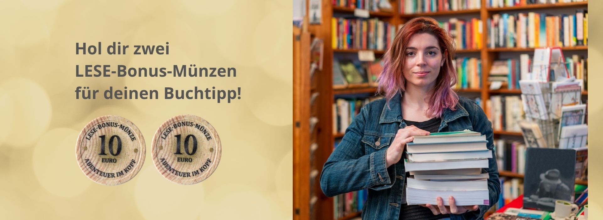 Links steht der Text „Hol dir zwei LESE-Bonus-Münzen für deinen Buchtipp!“ neben zwei abgebildeten Münzen im Wert von je 10 Euro. Rechts hält eine junge Person mit rötlich-violettem Haar einen Stapel Bücher in den Armen und blickt in die Kamera; im Hintergrund sind Bücherregale einer Bibliothek oder Buchhandlung zu sehen.