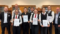 LAP Gastronomiefachleute:  René Freyler (Prüfer), Peter Halper (Prüfer), Leona Kainz, Alexandra Spiess, Elias Obrietan, Sara Buchegger, Daiana Camaras, Maximilian Schupp und Philipp Szemes (Prüfer) (v. l.)