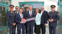 Landespolizeidirektor Martin Huber, Wirtschaftskammerdirektor Harald Schermann, Wirtschaftskammerpräsident Mst. Andreas Wirth, Bildungszentrum-Leiter-Stv. Reinhold Bader, Landespolizeidirektor-Stv. Werner Fasching, Innenminister Gerhard Karner, Eva Gollubits (Leiterin der Gruppe 1/A im Innenministerium), Bürgermeister Thomas Steiner und Bildungszentrum-Leiter Hans Halbauer (v. l.)