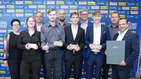 BECOM Electronics GmbH: Michaela Gottsgraber (Geschäftsführung), Alina Stiller (Lehrling, 4. Lehrjahr), Spartenobmann KommR Christoph Blum, Rafael Sidlo (Lehrling, 4. Lehrjahr), Robert Wagner (Ausbilder), Alexander Patuela (Lehrling, 4. Lehrjahr + LAP), Johann Katona, Philipp Katona (Lehrling, 4. Lehrjahr), Jürgen Schlögl (Ausbilder) und Wirtschaftskammerpräsident Mst. Andreas Wirth (v. l.)