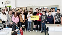 Vortragender Matthias Bergthaler mit Schülerinnen und Schülern der 3b-Klasse der Mittelschule Güssing. 