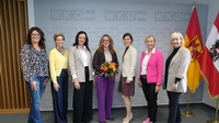 Bianca Hartmann (FiW-Bezirksvorsitzende Neusiedl), Daniela Jagschitz (FiW-Bezirksvorsitzende Mattersburg), Sandra Grassel (FiW-Bezirksvorsitzende Oberwart), die scheidende Landesvorsitzende Petra Schumich, die Neo-Landesvorsitzende Michaela Steindl, Petra Herz (FiW-Bezirksvorsitzende Oberpullendorf) und Sabine Trinkl (FiW-Bezirksvorsitzende Güssing) (v. l.) 