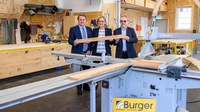 WKNÖ-Präsident Ecker und Landeshauptfrau Mikl-Leitner mit Inhaber Burger beim Rundgang durch den Betrieb.