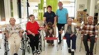 Tierdienstleisterin Barbara Hribar-Karpf und ihr Therapiebegleithund Filou sowie Berufsgruppensprecher Norbert Ziegler im Caritas Pflegeheim in Eisenstadt