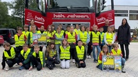 Klassenlehrerinnen Julia Stifter und Bettina Felber sowie Lkw-Fahrer Roman Paukovitz mit den Kindern der 3. Klasse der Volksschule Lockenhaus. 
