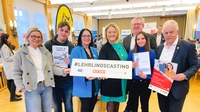 Kerstin Strasser (WK), Schüler Elhan Tafallari, Jutta Mohl (Geschäftsstellenleiterin AMS Oberpullendorf), Helene Sengstbratl (Landesgeschaftsführerin AMS Burgenland), Regionalstellenleiter Freddy Fellinger, Schülerin Esra Karayel und Regionalstellenobmann KommR Stefan Kneisz (v. l.).
