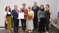 Wirtschaftskammerpräsident Mst. Andreas Wirth (2. v. l.) und Wirtschaftskammerdirektor Harald Schermann (3. v. r.) gratulierten Neo-Kommerzialrat Klaus Duller – hier mit Gattin Sonja (M.) und den Töchtern Susanne (l.), Julia und Sarah (r.).